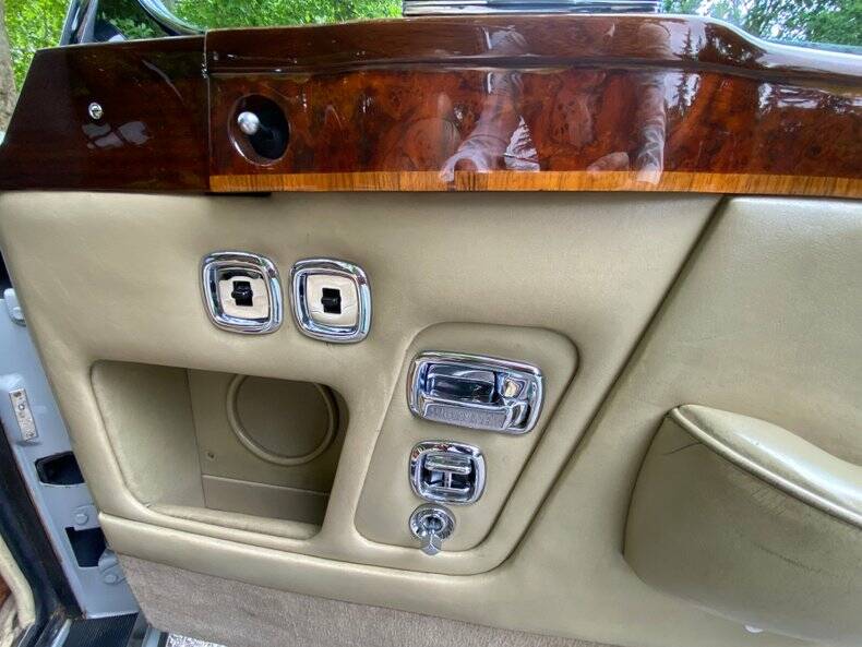 Image 34/50 of Bentley Corniche (1980)