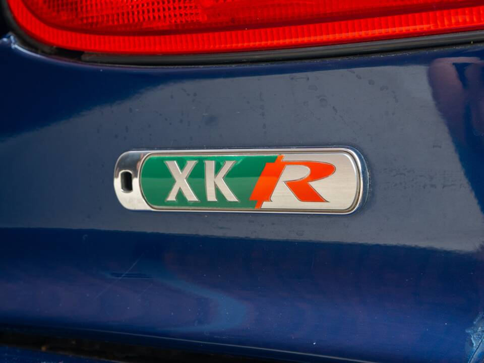 Image 8/50 of Jaguar XKR (2000)