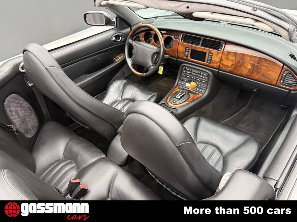 Image 11/15 of Jaguar XK8 4.0 (2000)