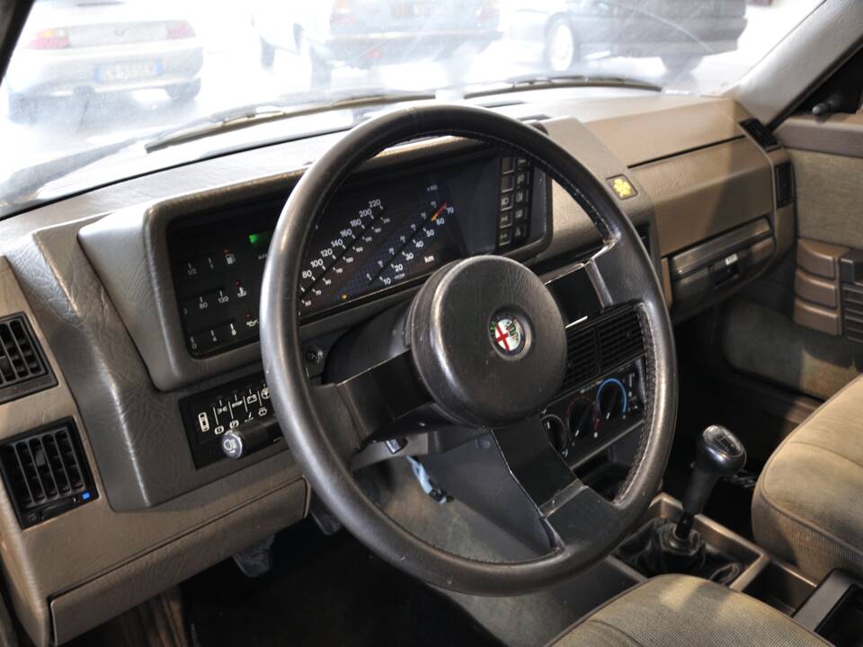 Bild 14/21 von Alfa Romeo 90 2.5 Quadrifoglio Oro (1985)