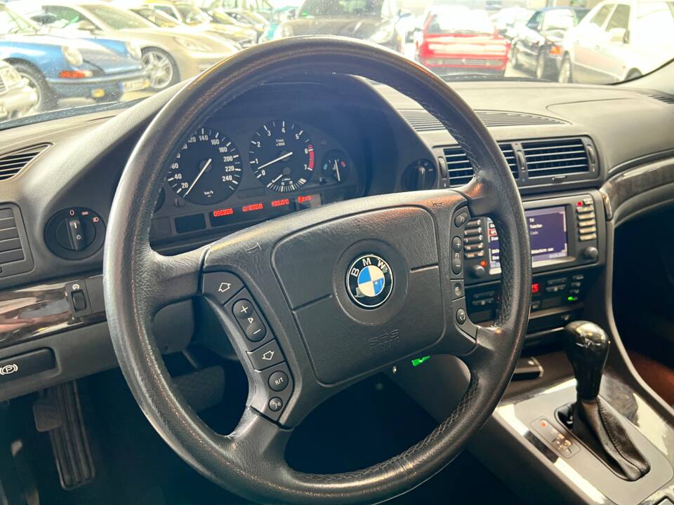 Immagine 19/48 di BMW 740i (2001)