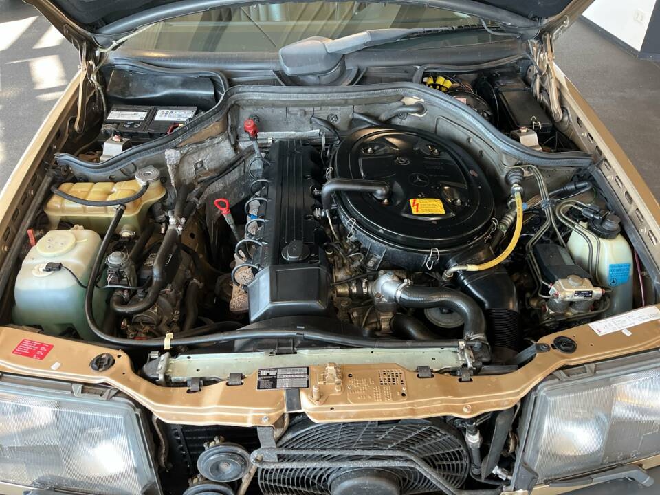 Bild 17/22 von Mercedes-Benz 300 E 4-Matic (1988)