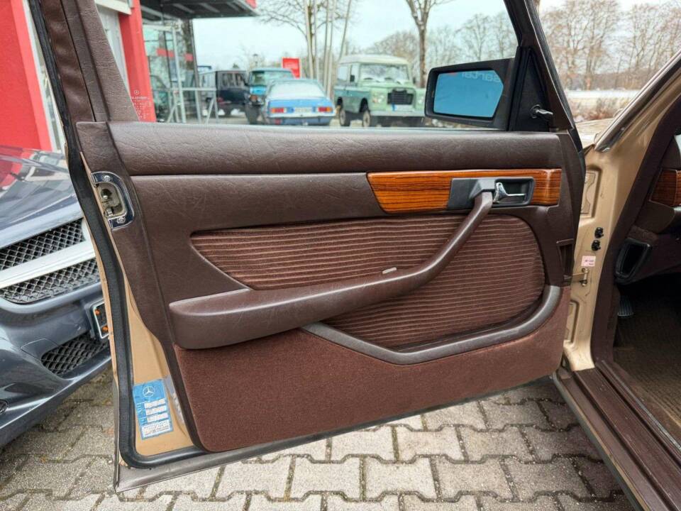 Bild 9/36 von Mercedes-Benz 380 SE (1981)