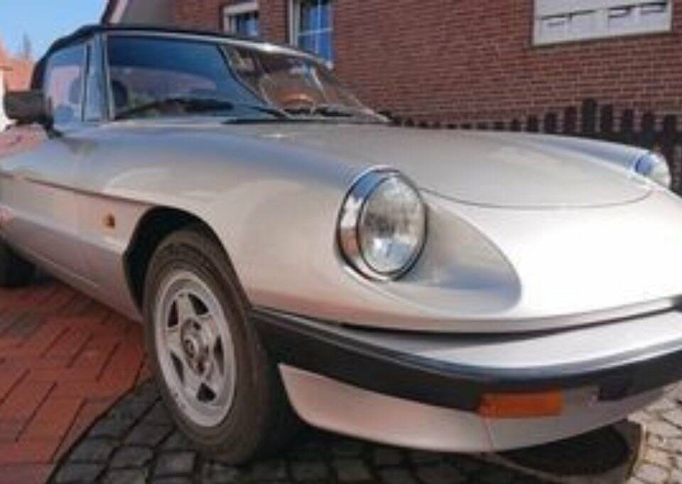 Image 7/8 de Alfa Romeo 2.0 Spider (1984)