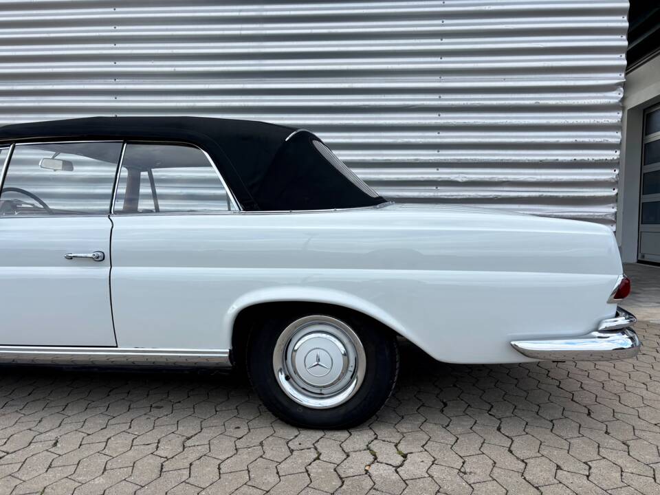 Image 18/33 of Mercedes-Benz 250 SE (1966)