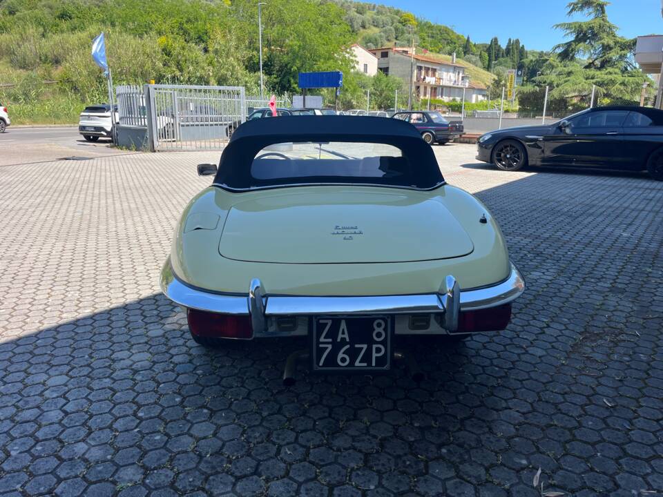 Image 4/15 de Jaguar E-Type (1969)