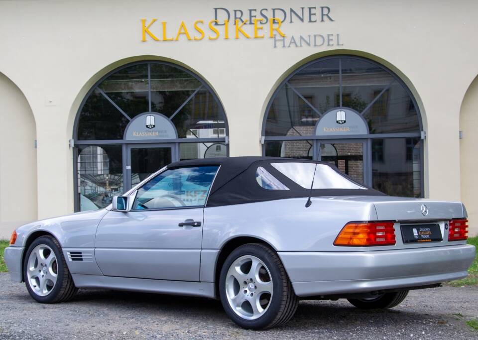 Image 17/34 of Mercedes-Benz 300 SL (1991)