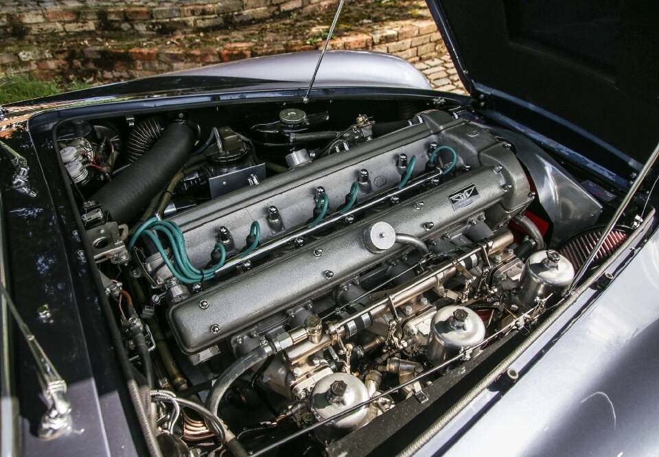 Image 9/30 de Aston Martin DB 6 Volante (1967)