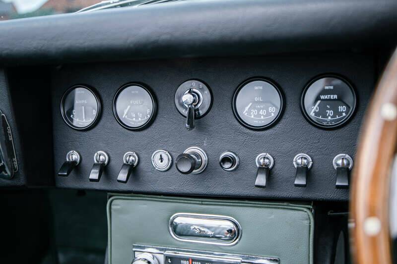 Image 31/36 de Jaguar E-Type (1967)