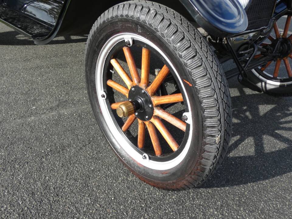 Image 2/41 of Ford Model T Touring (1925)