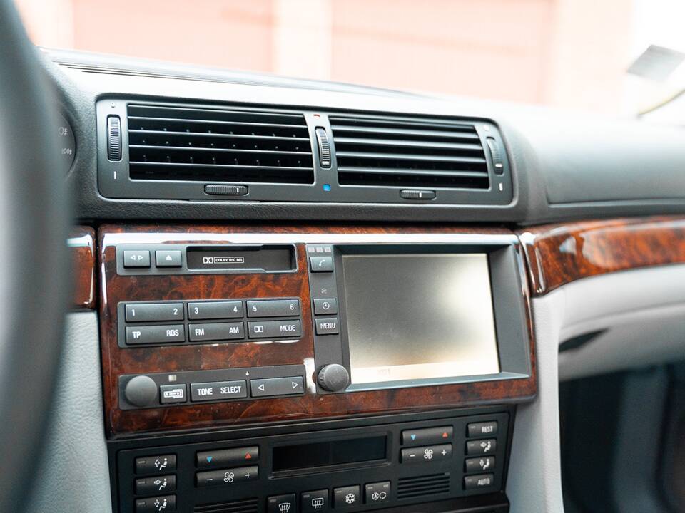 Image 41/55 of BMW 740i (1997)