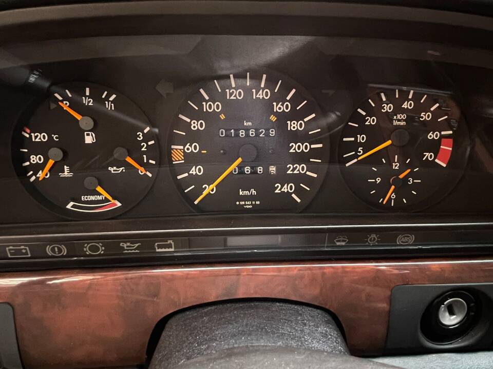 Image 18/31 of Mercedes-Benz 300 SE (1989)