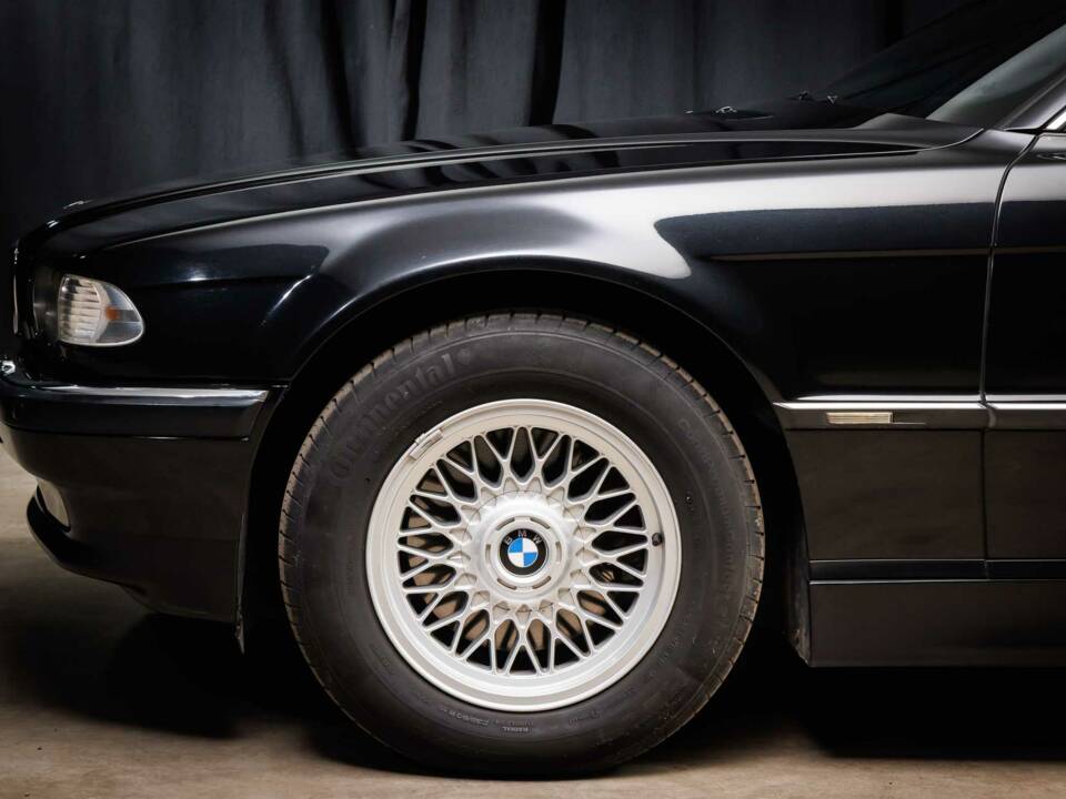 Image 10/41 of BMW 750i (2000)