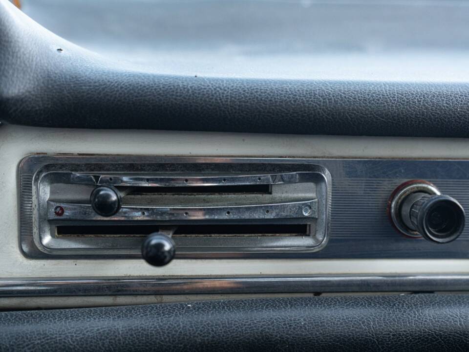Image 23/29 of Peugeot 404 Coupé (1966)