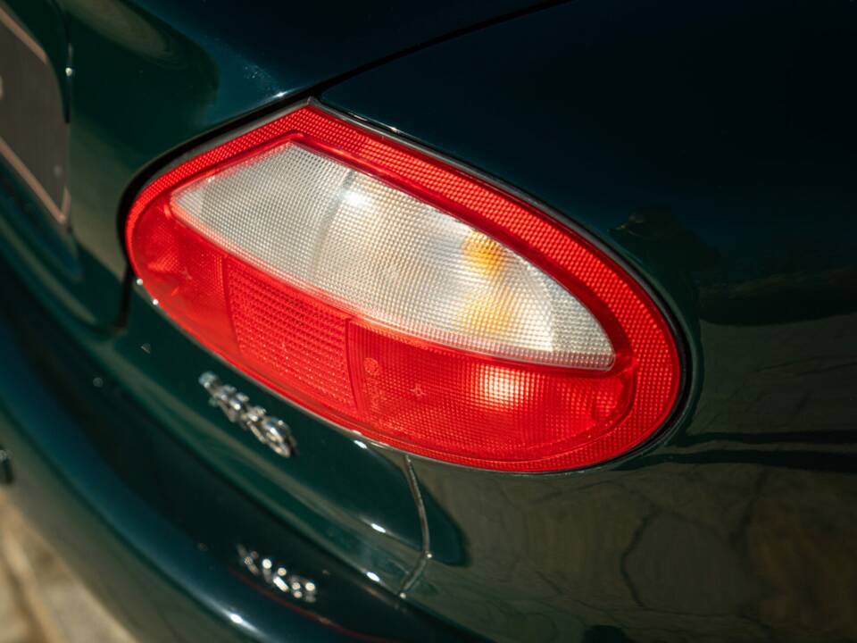 Image 18/50 of Jaguar XK8 4.0 (1998)