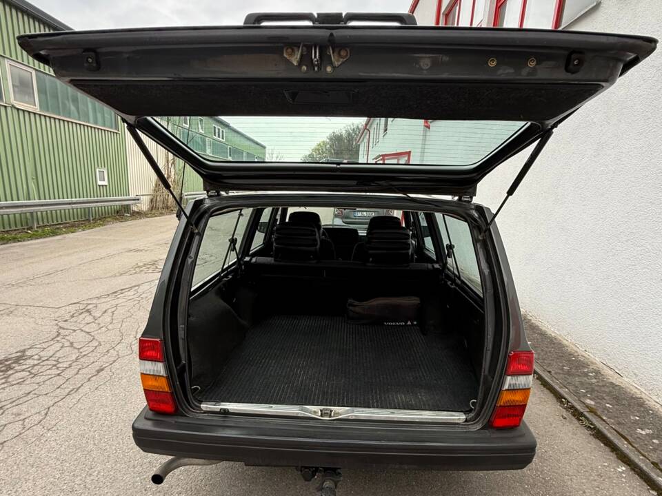 Image 33/54 of Volvo 245 GL (1990)