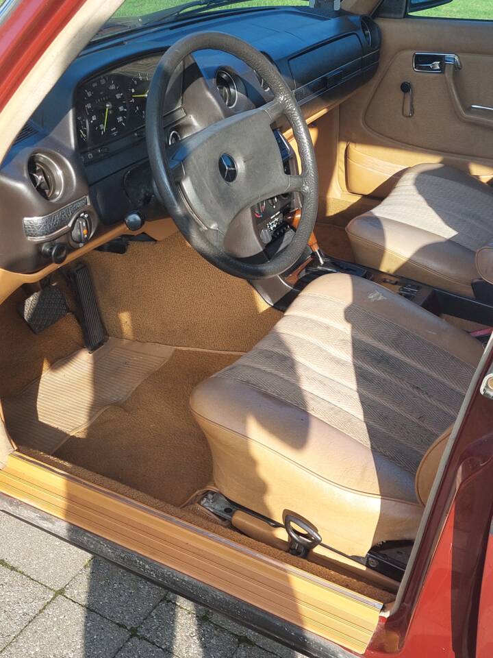 Bild 9/11 von Mercedes-Benz 230 E (1982)