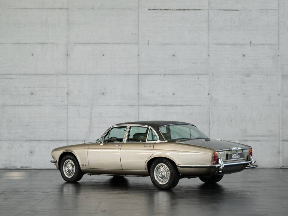 Bild 12/50 von Jaguar XJ 6 L 4.2 (1975)
