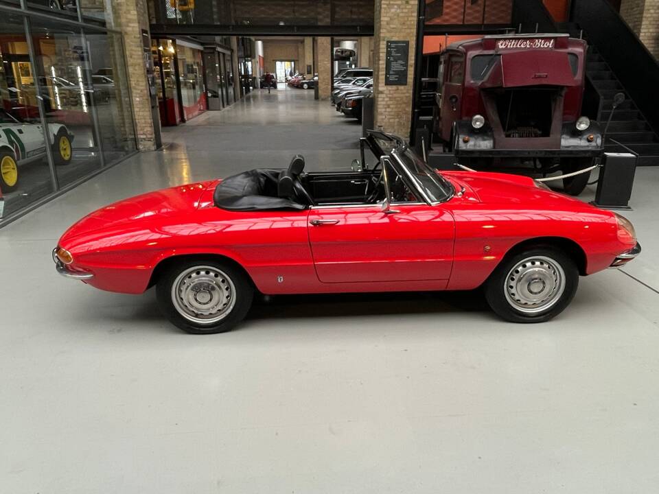 Image 18/33 of Alfa Romeo 1600 Spider Duetto (1967)