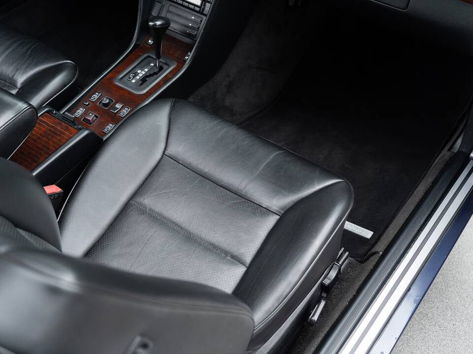 Image 28/45 of Mercedes-Benz E 220 (1995)