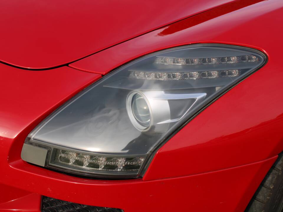 Image 13/57 of Mercedes-Benz SLS AMG (2010)