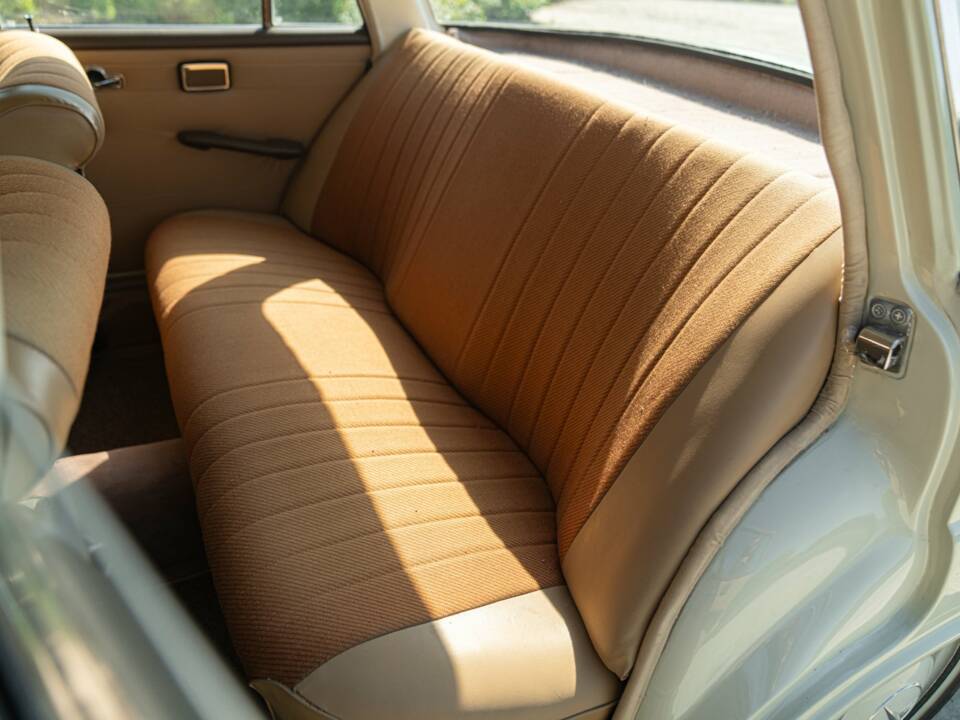 Image 33/50 of Mercedes-Benz 200 (1966)
