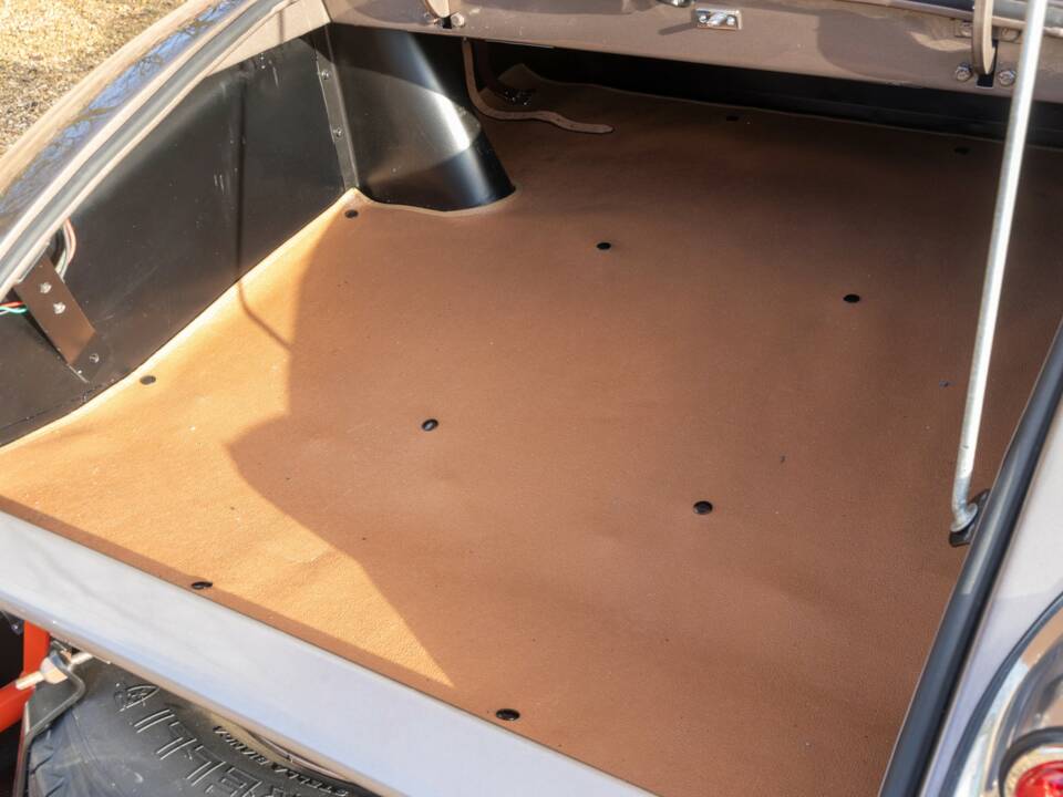 Image 22/50 of Jaguar XK 120 OTS (1952)