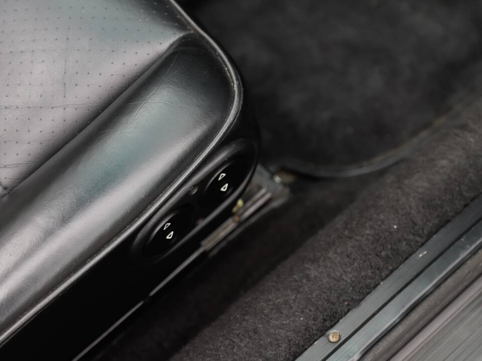 Image 83/108 de Porsche 911 Carrera 3.2 (1989)