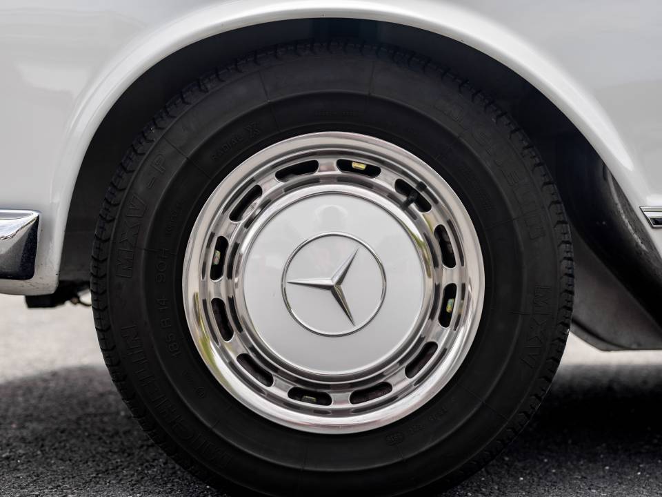 Image 27/48 of Mercedes-Benz 250 SL (1968)