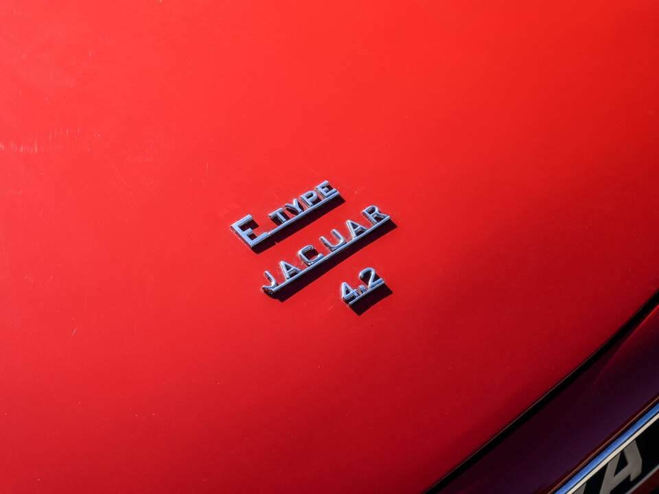 Image 23/41 de Jaguar E-Type (1968)