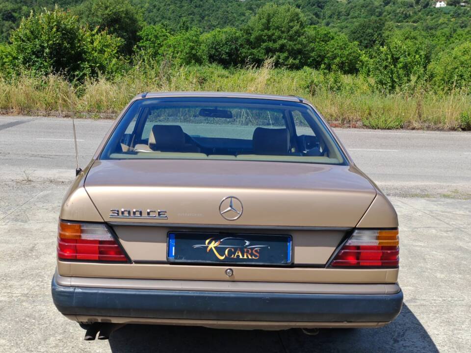 Image 8/42 of Mercedes-Benz 300 CE (1988)