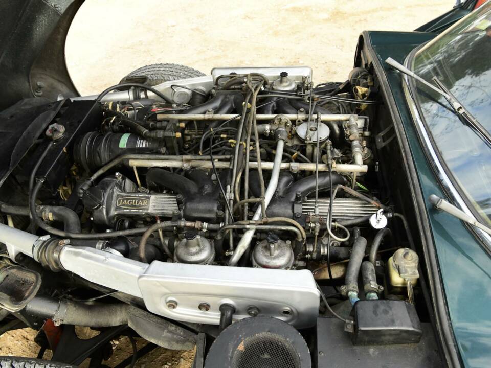 Image 22/50 of Jaguar E-Type V12 (2+2) (1973)