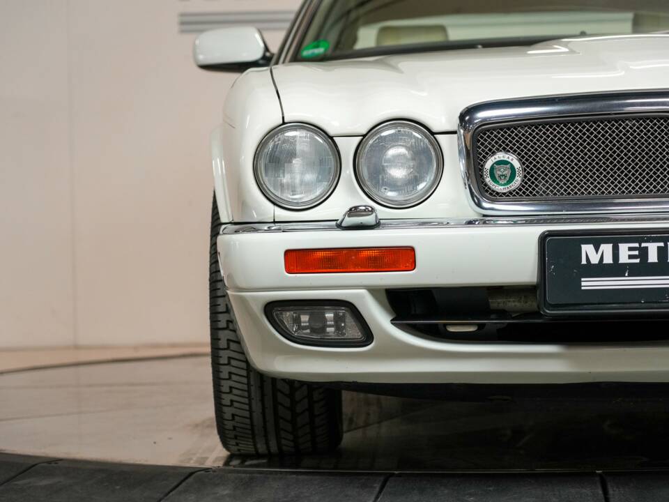 Image 27/50 of Jaguar XJR 4.0 (1995)