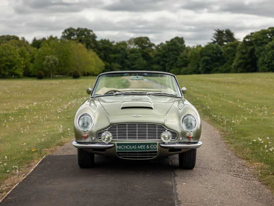 Immagine 12/57 di Aston Martin DB 6 Volante (1969)