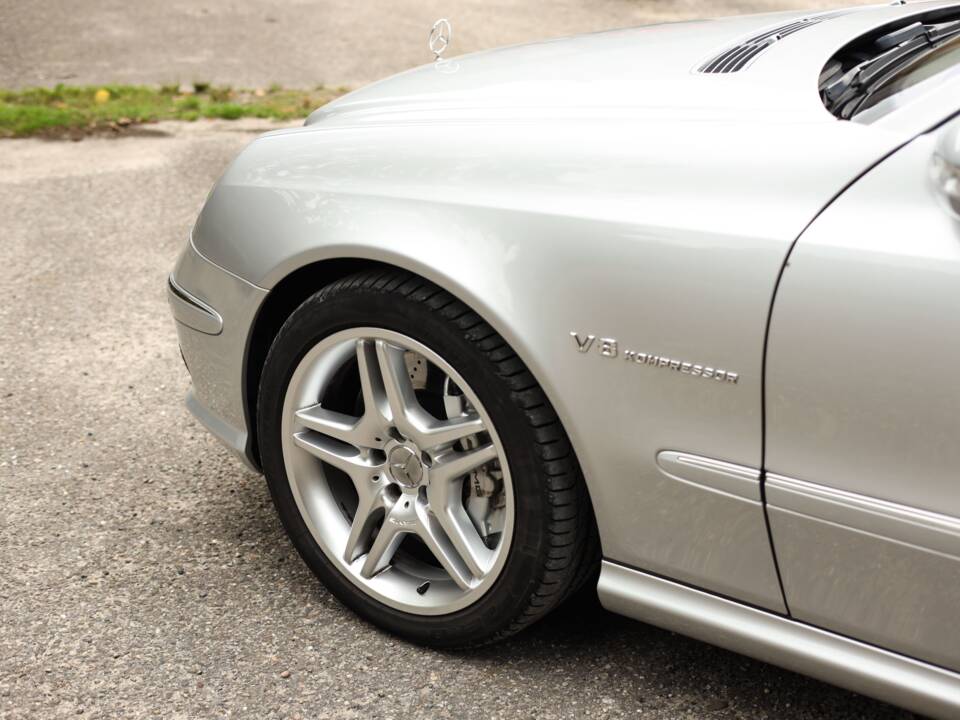 Image 35/72 of Mercedes-Benz E 55 AMG (2002)