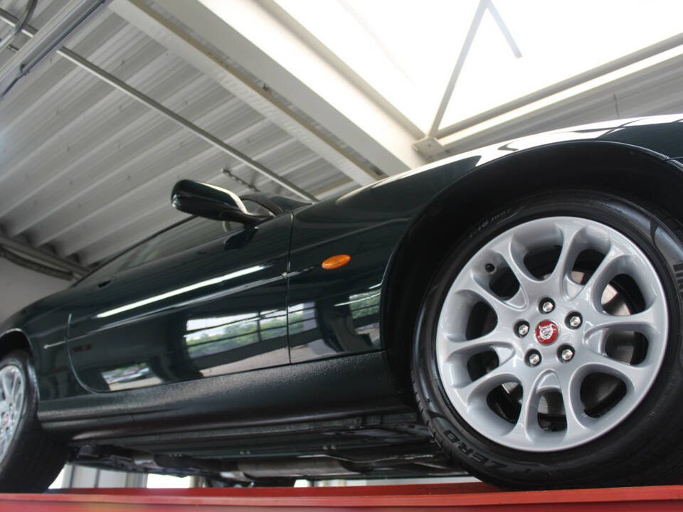 Image 8/50 of Jaguar XKR (2001)