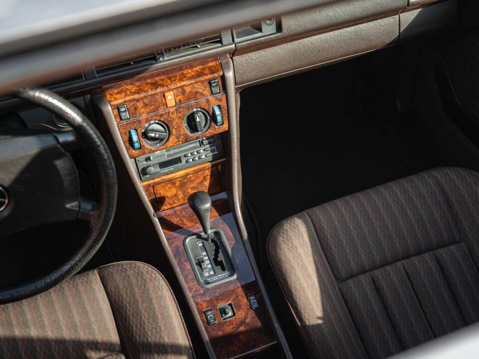 Immagine 32/73 di Mercedes-Benz 300 CE (1991)