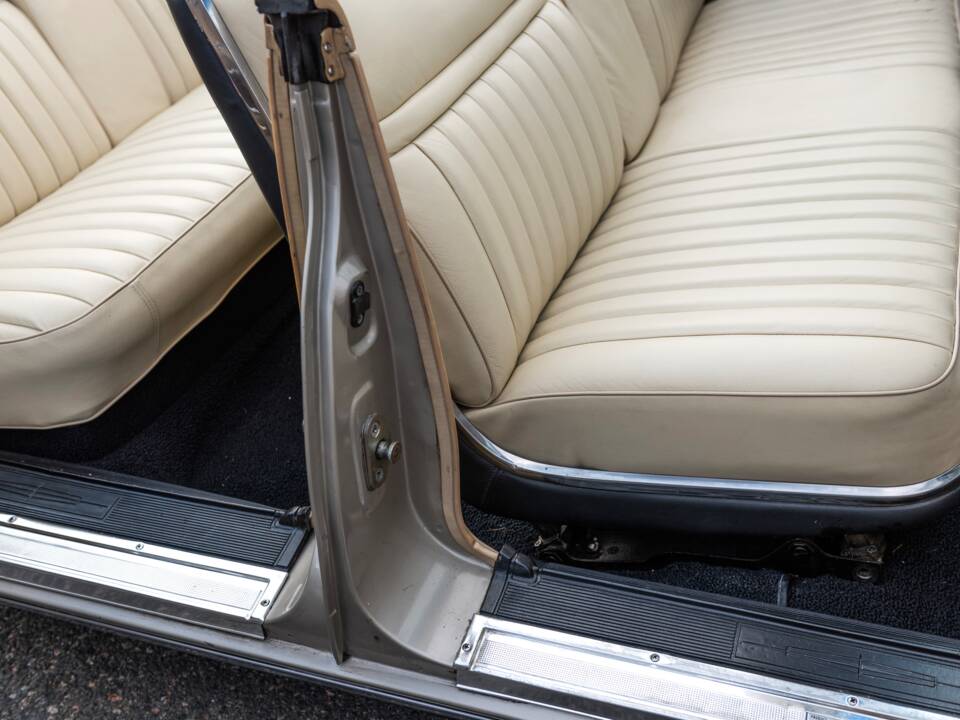 Bild 38/100 von Lincoln Continental Convertible (1965)