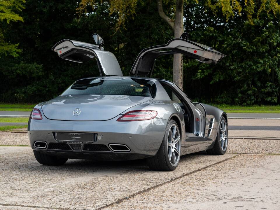 Image 16/32 of Mercedes-Benz SLS AMG (2011)