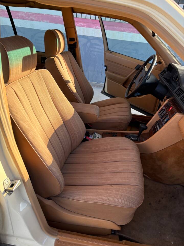 Immagine 4/14 di Mercedes-Benz 230 TE (1987)