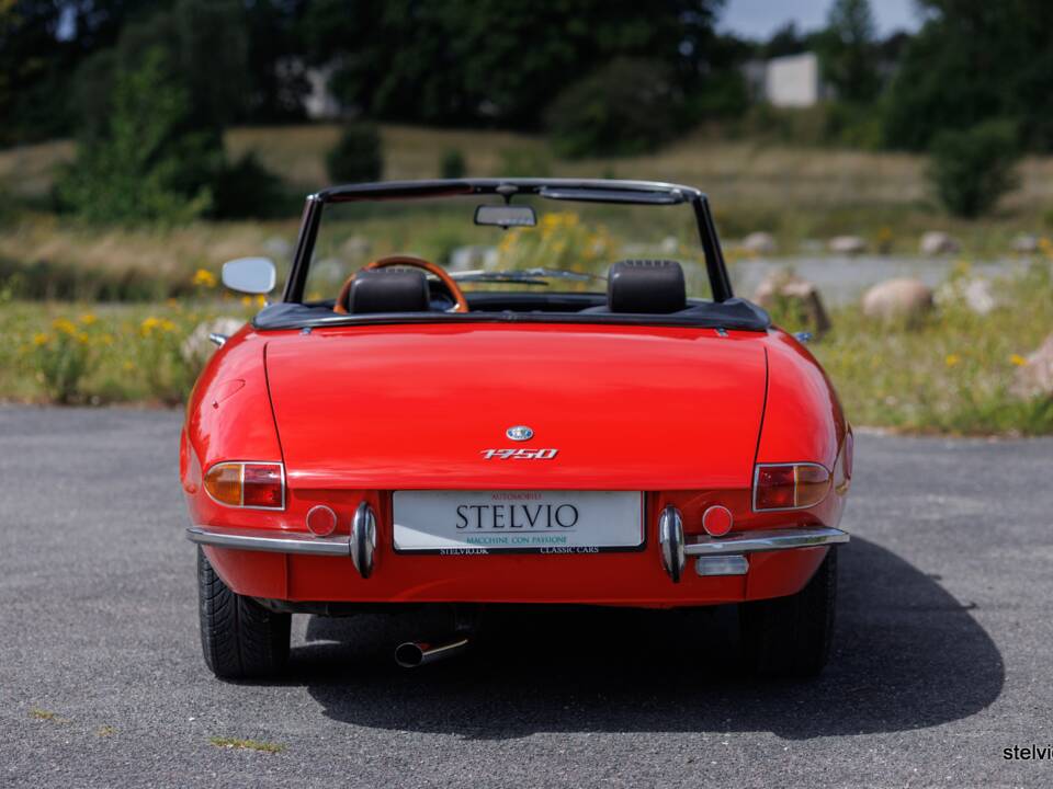 Image 16/44 of Alfa Romeo 1750 Spider Veloce (1969)