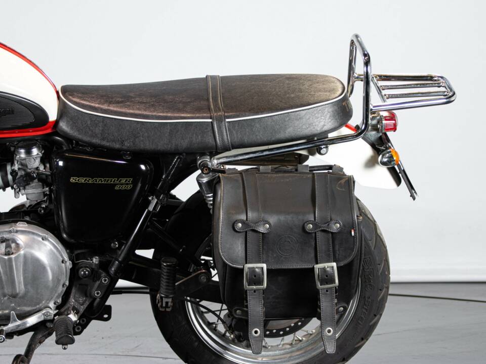Image 22/50 of Triumph DUMMY (2014)