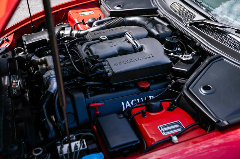 Image 3/33 of Jaguar XK8 4.0 (1999)