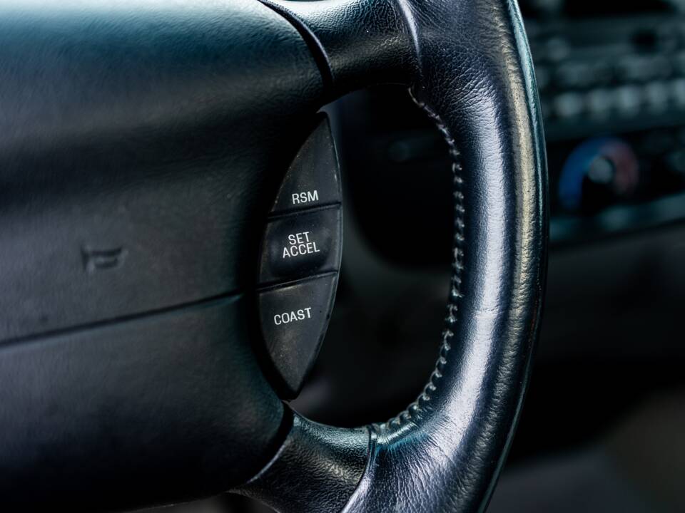 Image 33/50 of Ford F-150 SVT Lightning (2002)