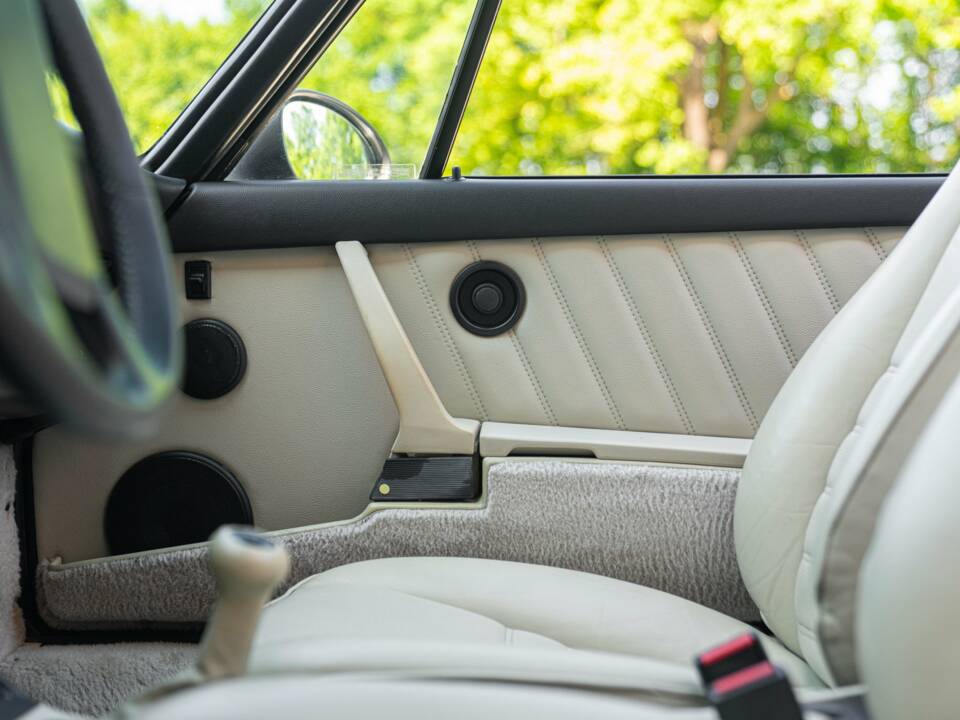 Immagine 45/50 di Porsche 911 Carrera 4 (1990)