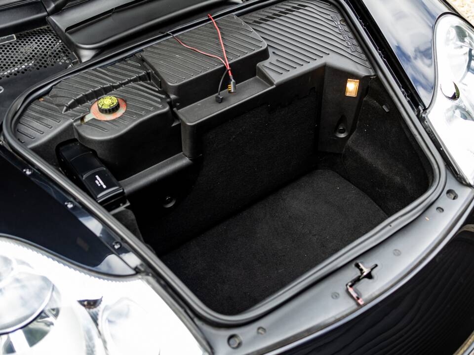 Image 13/50 of Porsche 911 Carrera 4S (2002)