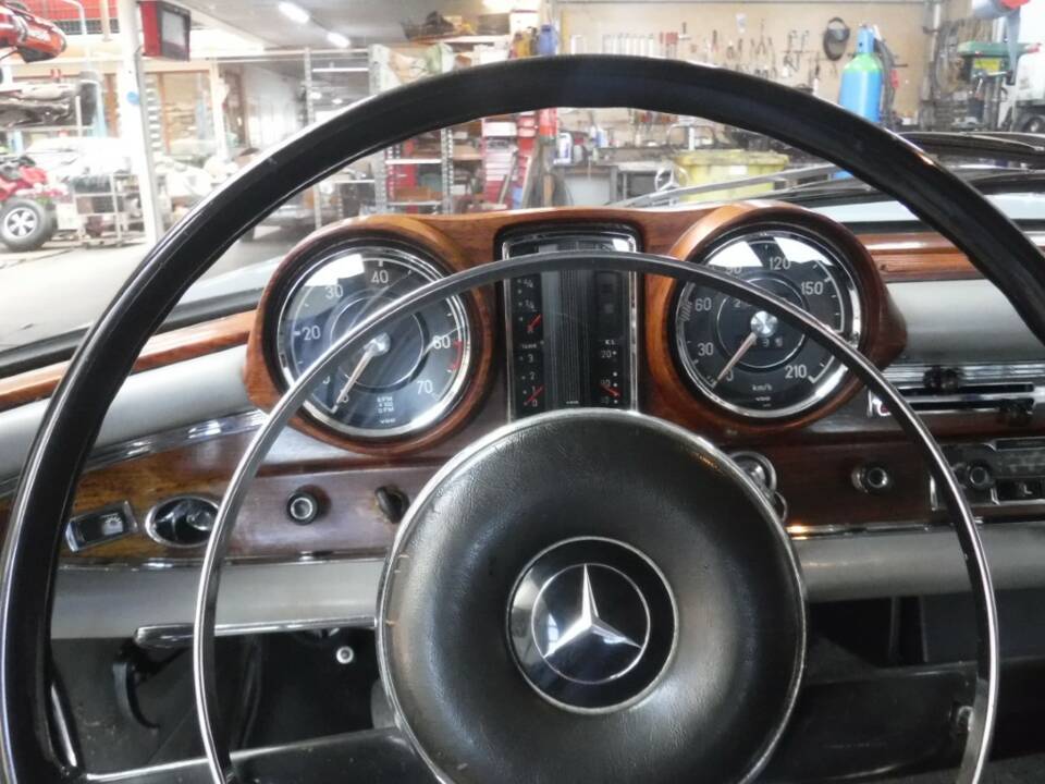 Image 38/50 of Mercedes-Benz 220 SE b (1963)