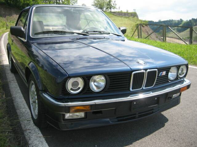 Bild 43/50 von BMW 325i (1989)
