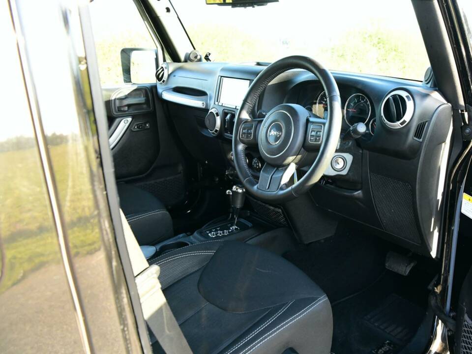 Image 18/50 de Jeep Wrangler Sahara 4.0L (2014)