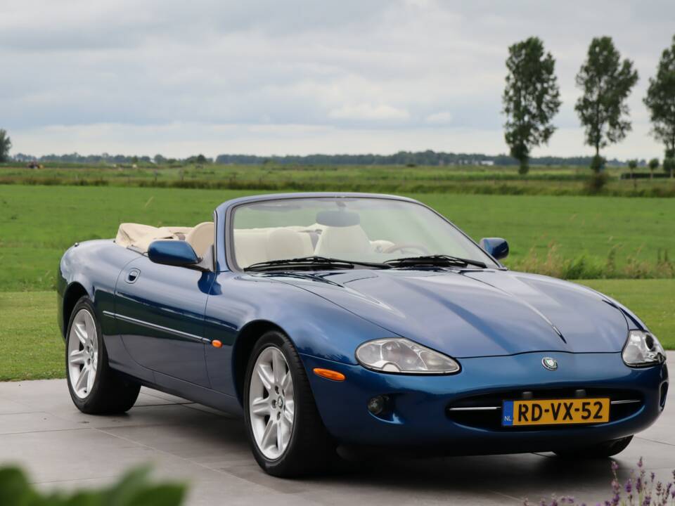 Image 18/50 de Jaguar XK8 4.0 (1997)